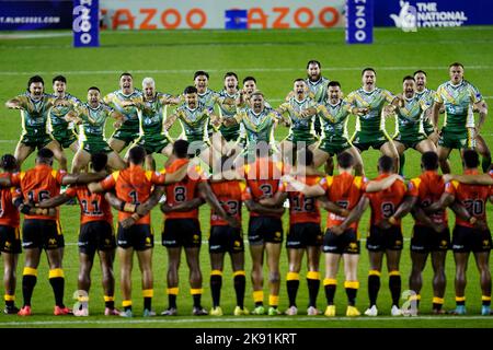 Die Spieler von Cook Islands spielen die Maori Ura vor dem Rugby League-Weltcup-Spiel der Gruppe D im Halliwell Jones Stadium, Warrington. Bilddatum: Dienstag, 25. Oktober 2022. Stockfoto