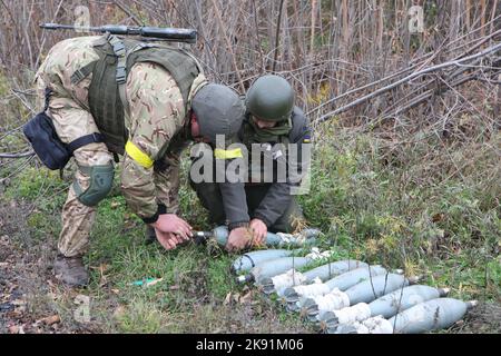 REGION CHARKIW, UKRAINE - 25. OKTOBER 2022 - eine Artillerieeinheit der ukrainischen Nationalgarde setzt eine Schieß- und Spöttaktik ein, um russische Ziele anzugreifen Stockfoto