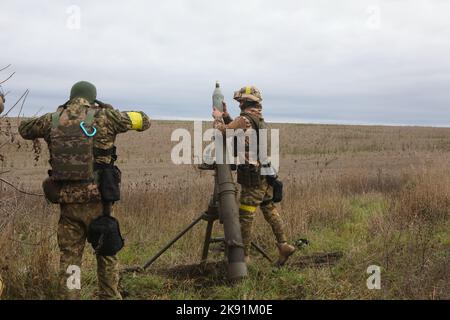 REGION CHARKIW, UKRAINE - 25. OKTOBER 2022 - eine Artillerieeinheit der ukrainischen Nationalgarde setzt eine Schieß- und Spöttaktik ein, um russische Ziele anzugreifen Stockfoto