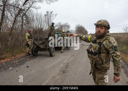 REGION CHARKIW, UKRAINE - 25. OKTOBER 2022 - eine Artillerieeinheit der ukrainischen Nationalgarde setzt eine Schieß- und Spöttaktik ein, um russische Ziele anzugreifen Stockfoto