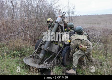 REGION CHARKIW, UKRAINE - 25. OKTOBER 2022 - eine Artillerieeinheit der ukrainischen Nationalgarde setzt eine Schieß- und Spöttaktik ein, um russische Ziele anzugreifen Stockfoto