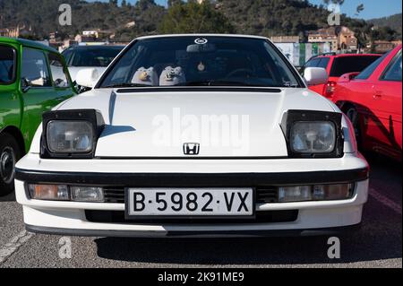 Das Detail des weißen Honda Prelude alten japanischen Sportwagen der dritten Generation mit Klappscheinwerfern. Stockfoto