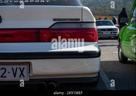 Das Detail des weißen Honda Prelude alten japanischen Sportwagen der dritten Generation mit Klappscheinwerfern. Stockfoto