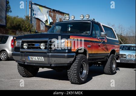 Vorderansicht des großen Geländewagens Ford Bronco 351 5,8L XLT 4x4 der fünften Generation 1992-1996 Stockfoto