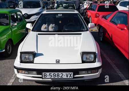 Das Detail des weißen Honda Prelude alten japanischen Sportwagen der dritten Generation mit Klappscheinwerfern. Stockfoto