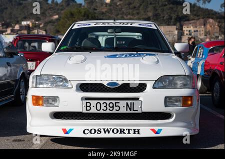 Der weiße Rallye-Wagen Ford Escort Mk5 Cosworth mit Valvoline-Sponsor. Stockfoto