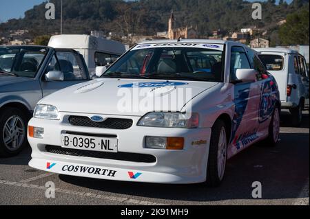 Der weiße Rallye-Wagen Ford Escort Mk5 Cosworth mit Valvoline-Sponsor. Stockfoto