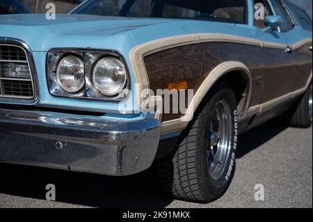 Nahaufnahme des klassischen langen Kombi mit holzfurnierten Türen, es ist ein blauer Ford Gran Torino. Stockfoto