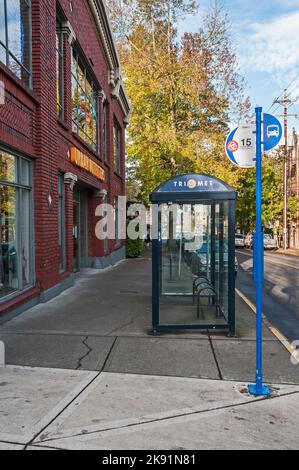 Busbahnhof vor Urban Outfitters im Packard Building an der NW 23. Avenue in Portland, Oregon. Stockfoto