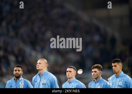 Riyad Mahrez, Erling Haaland, Phil Foden, Julian Alvarez und Joao Cancelo aus Manchester City sahen sich vor dem Spiel der UEFA Champions League-Gruppe G im Signal Iduna Park in Dortmund an. Bilddatum: Dienstag, 25. Oktober 2022. Stockfoto