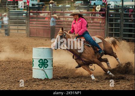 Ein Cowgirl-Lauf beim Wyandotte County Kansas Fair Rodeo Stockfoto