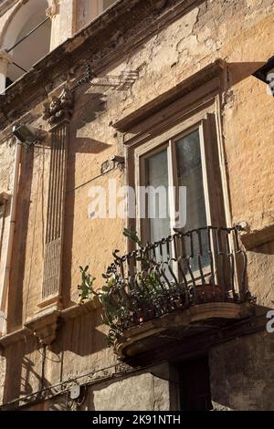 Schmiedeeiserner Balkon auf alte Wohnung, Gebäude, Foggia, Italien. Stockfoto