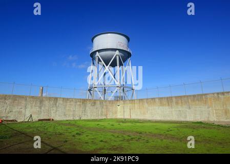 Ein niedriger Winkel auf einen Wasserturm auf der Insel Alcatraz in San Francisco Stockfoto
