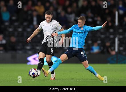 James Chester von Derby County (links) und Jay Stansfield von Exeter City kämpfen während des Sky Bet League One-Spiels im Pride Park Stadium, Derby, um den Ball. Bilddatum: Dienstag, 25. Oktober 2022. Stockfoto