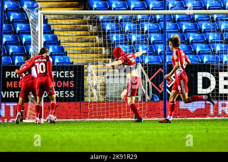 Harvey Rodgers (16 Accrington Stanley) feiert, nachdem er das erste Tor des Teams mit seinen Teamkollegen während des Sky Bet League 1-Spiels zwischen Peterborough und Accrington Stanley in London Road, Peterborough, am Dienstag, den 25.. Oktober 2022 erzielt hat. (Kredit: Kevin Hodgson | MI News) Kredit: MI Nachrichten & Sport /Alamy Live News Stockfoto