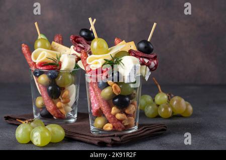 Jarcuterie sind individuelle Charcuterie-Bretter in Gläsern oder Gläsern. Jeder kann seine Fleisch- und Käsevorspeise mitnehmen, während er sich mischt Stockfoto