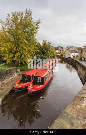 Schmale Boote namens Jack und Jill auf dem Bild, die an der Seite des Springs Branch des Leeds Liverpool Kanals in Skipton befestigt sind, gesehen im Oktober 2022. Stockfoto