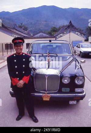 Der Rolls-Royce von Gouverneur Chris Patten und Fahrer bei einer Veranstaltung in den New Territories Hong Kong im Jahr 1996 Foto von Dennis Brack. bb85 Stockfoto