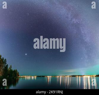 Wunderbare Milchstraße Galaxie über ruhige Nacht Stocksjo See in Nordschweden, Umea Stadt. Nachtfoto des Sternenhimmels, quadratisches Foto Stockfoto