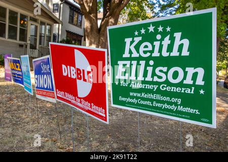 Politische Yard Zeichen für Demokraten in Südminneapolis, das ein Keith Ellison für Minnesota Attorney General Yard Zeichen einschließt. Stockfoto