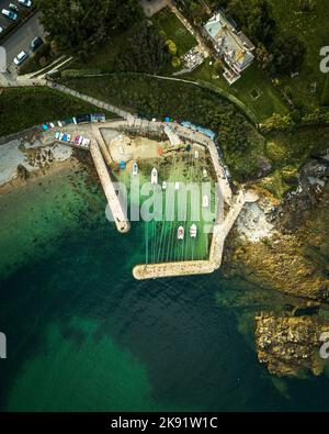 Eine Luftaufnahme von Port Racine mit verankerten Booten und türkisfarbenem Wasser in Frankreich Stockfoto