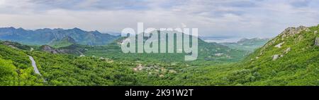 Montenegro. Malerischer Canyon. Berge rund um den Canyon. Wälder an den Hängen der Berge. Dunst über den Bergen Stockfoto