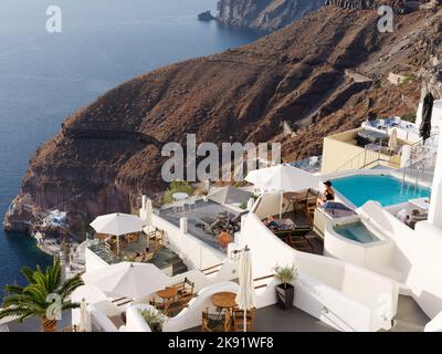 Blick von den Boutique-Hotels in Fira über die Küste und den Alten Hafen. Griechische Kykladen-Insel Santorin in der Ägäis Stockfoto