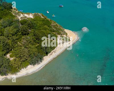 Luftaufnahme des Vorgebirges von Sidari im nördlichen Teil der Insel Korfu, Griechenland. Canal D'Amour Cliffs. Badende auf den Felsen und im Wat Stockfoto
