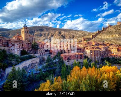 Blick auf Albarracin bei Sonnenuntergang mit seinen Mauern und der Kathedrale im Vordergrund. Stockfoto