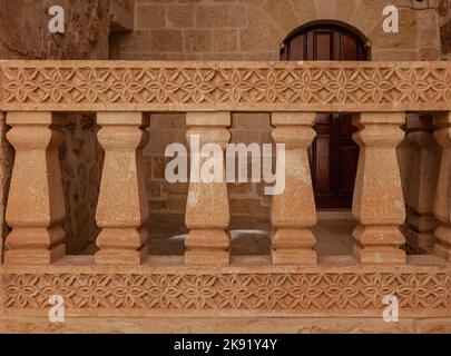 Deyrulzafaran Syrisch oder Mor Hananyo Kloster. Steingeländer und Steinschnitzereien in der Kirche. Mardin, Türkei 2022 Stockfoto