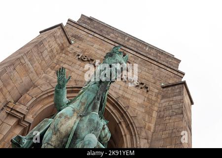 Syburg, Dortmund, NRW, Deutschland, Oktober 23, 2022. Statue von Kaiser Wilhelm zu Pferd vor dem Hintergrund des alten Turms Stockfoto