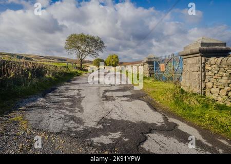 Haworth und Hebden Bridge sind die beiden beliebtesten Wanderzentren in den South Pennines. Zwischen ihnen befindet sich ein schönes Gebiet von Mooren, Feldern, Tälern und Re Stockfoto