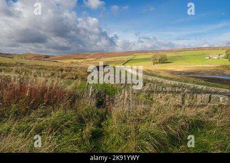 Haworth und Hebden Bridge sind die beiden beliebtesten Wanderzentren in den South Pennines. Zwischen ihnen befindet sich ein schönes Gebiet von Mooren, Feldern, Tälern und Re Stockfoto