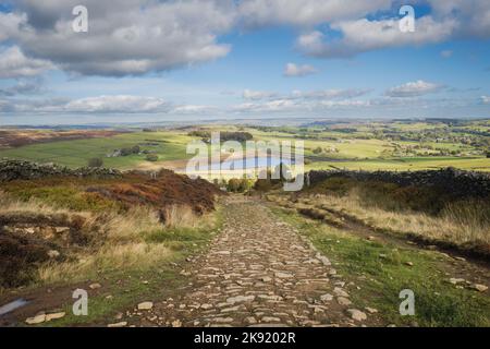 Haworth und Hebden Bridge sind die beiden beliebtesten Wanderzentren in den South Pennines. Zwischen ihnen befindet sich ein schönes Gebiet von Mooren, Feldern, Tälern und Re Stockfoto