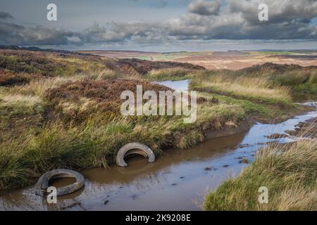 Haworth und Hebden Bridge sind die beiden beliebtesten Wanderzentren in den South Pennines. Zwischen ihnen befindet sich ein schönes Gebiet von Mooren, Feldern, Tälern und Re Stockfoto