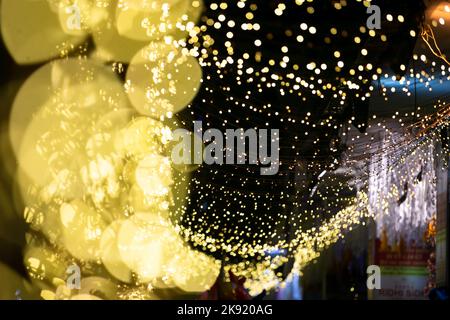 Kathmandu, Nepal. 24. Oktober 2022. Während des Tihar-Festivals, auch Diwali genannt, in Kathmandu, leuchten Lichter auf der Straße des Kathmandu-Tals. Tihar ist das zweitgrößte Fest, das als „Fest der Lichter und Blumen“ gilt, da die Häuser mit Lichtern und Blumen geschmückt sind und es gemeinsam mit Gesang und Tanz feiern. (Foto: Prabin Ranabhat/SOPA Images/Sipa USA) Quelle: SIPA USA/Alamy Live News Stockfoto