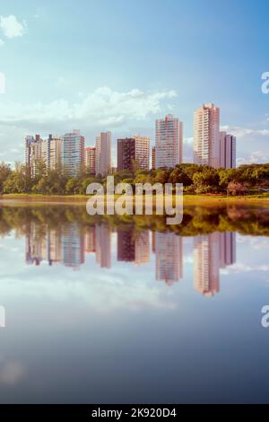 Blick auf den Igapó-See in der Stadt Londrina, Brasilien. Nachmittagssonne. Gebäude im Hintergrund. Stockfoto