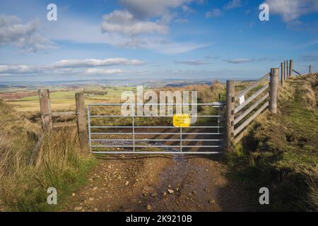 Haworth und Hebden Bridge sind die beiden beliebtesten Wanderzentren in den South Pennines. Zwischen ihnen befindet sich ein schönes Gebiet von Mooren, Feldern, Tälern und Re Stockfoto