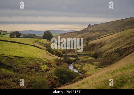 Haworth und Hebden Bridge sind die beiden beliebtesten Wanderzentren in den South Pennines. Zwischen ihnen befindet sich ein schönes Gebiet von Mooren, Feldern, Tälern und Re Stockfoto