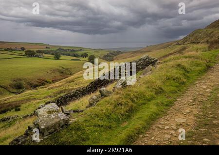 Haworth und Hebden Bridge sind die beiden beliebtesten Wanderzentren in den South Pennines. Zwischen ihnen befindet sich ein schönes Gebiet von Mooren, Feldern, Tälern und Re Stockfoto