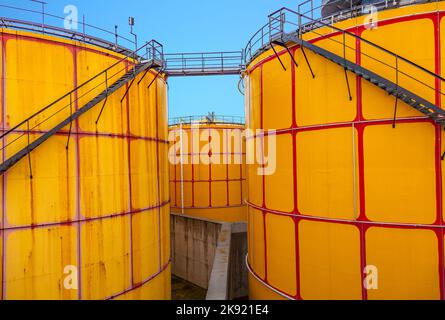 Wien, Österreich - 27. November 2010: Tank und Silo bei der Fernwärme in Wien in gelb Stockfoto