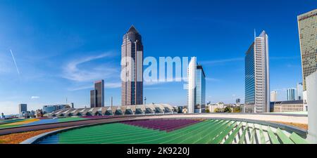 Frankfurt, Deutschland - 5. Mai 2016: Der Messeturm Messeturm und das Marriott Hotel neben dem Frankfurter Messegelände vom Dachgarten aus gesehen Stockfoto