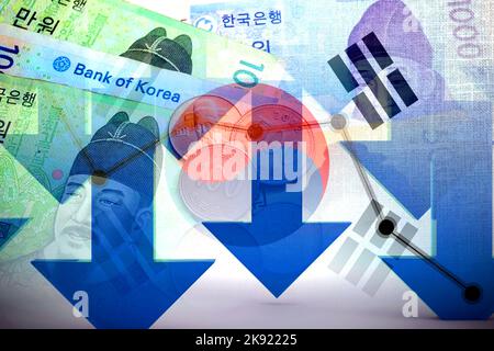 Wirtschaftsdiagramm: Abwärtspfeile, südkoreanische Flagge und Bargeld Südkoreaner gewannen Noten und Münzen (Geld, Wirtschaft, Unternehmen, Finanzen, Inflation, Krise) Stockfoto