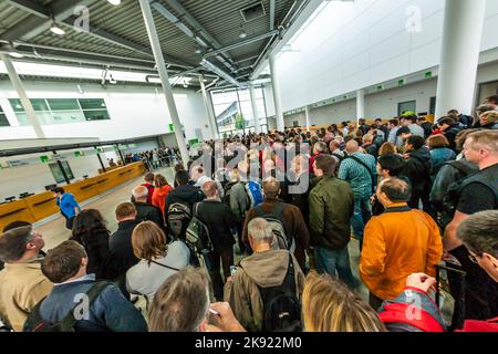 KÖLN, DEUTSCHLAND - SEP 25, 2010: Photokina - World of Imaging, Top-Event für Handel und Anwender, Menschen am Eingang am ersten Tag für Laien Stockfoto