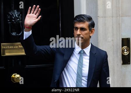 London, Großbritannien. 25. Oktober 2022. Der neue britische Premierminister Rishi Sunak zeigt Gesten vor der Downing Street 10 in London. „Im Moment steht unser Land vor einer tiefen Wirtschaftskrise“, sagte Sunak, nachdem er die erste Person mit ethnischer Herkunft war, die die britische Regierung und ihren jüngsten Premierminister seit 1812 führte. Kredit: SOPA Images Limited/Alamy Live Nachrichten Stockfoto