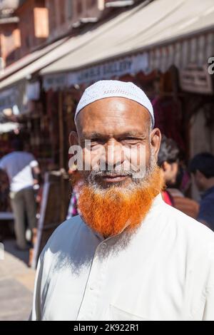 JAIPUR, INDIEN - 12. NOV 2011: Roter bärtiger Mann posiert auf der Straße von Jaipur in Indien. Der Bart ist mit Henna gefärbt. Stockfoto