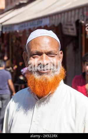 JAIPUR, INDIEN - 12. NOV 2011: Rotbärtiger Mann posiert mit einem Lächeln auf der Straße von Jaipur in Indien. Der Bart ist mit Henna gefärbt. Stockfoto