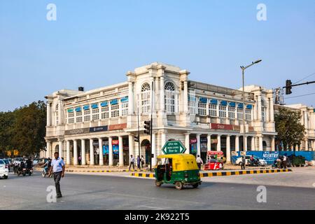 DELHI, INDIEN - 16. NOV 2011: Menschen am Connaught Place. Es ist eines der größten Finanz-, Handels- und Geschäftszentren am Nov in Delhi, Indien. T Stockfoto