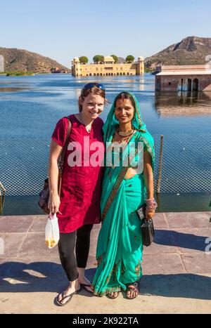 JAIPUR, INDIEN - 21. NOVEMBER 2011 : Portrait eines indischen und westlichen Mädchens in farbenfroher ethnischer Kleidung am Sagar Lake in Jaipur. Der See mit Wasserpalast Stockfoto