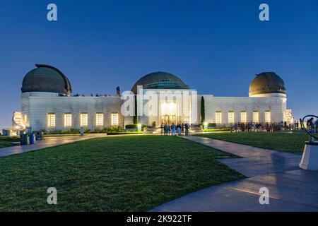 LOS ANGELES, USA - 24. JUNI 2012: Menschen besuchen das Griffith Observatory bei Nacht in Los Angeles, Kalifornien, USA. Stockfoto